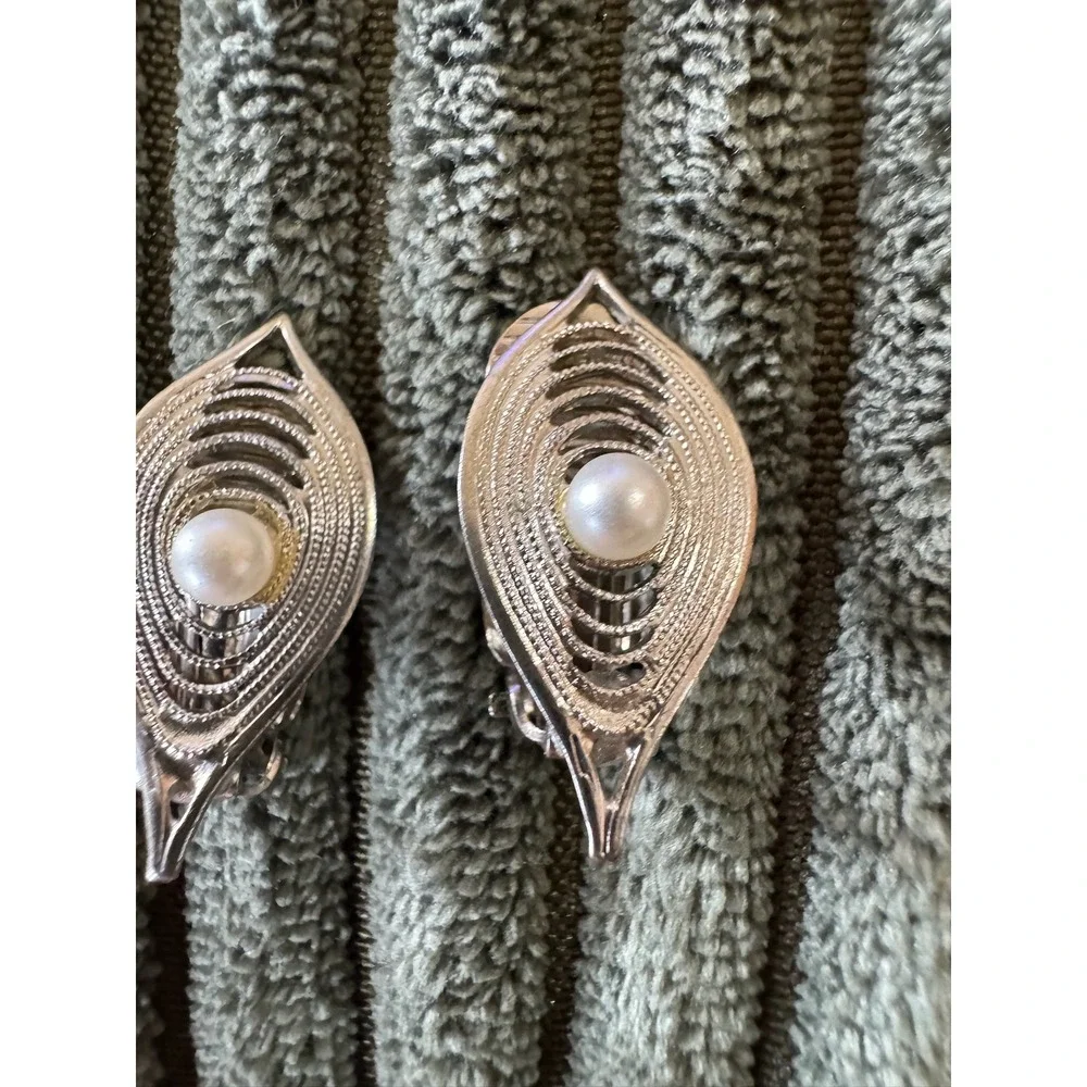 Vintage Silver Tone Leaf Filigree Clip On Earrings with‎ Faux Pearl Germany